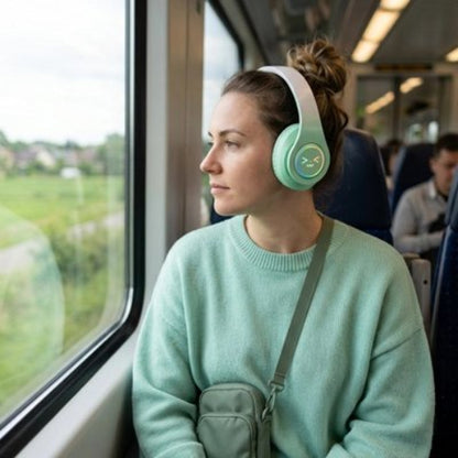 casque audio sans fil bluetooth femme chandail vert en train