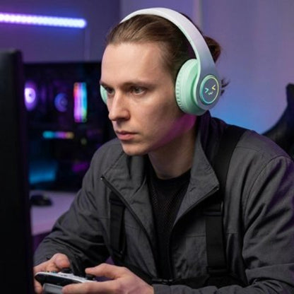 casque audio sans fil bluetooth homme joue a un jeu