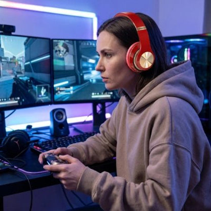 casque audio sans fil immersif 30h femme joue a un jeux