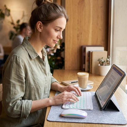 clavier et souris sans fil ergonomique femme au resto avec sa tablette