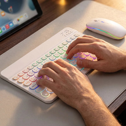 clavier et souris sans fil ergonomique homme sur tablette