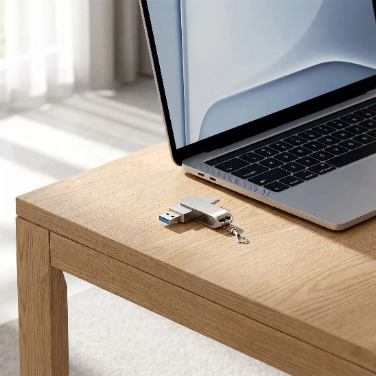 cle usb double connecteur portable sur table bois