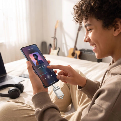 cle usb etanche2To jeune garcon ecoute musique