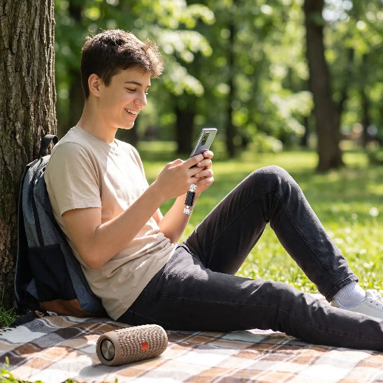cle usb otg 2 en 1 jeune homme au parc ecoute musique