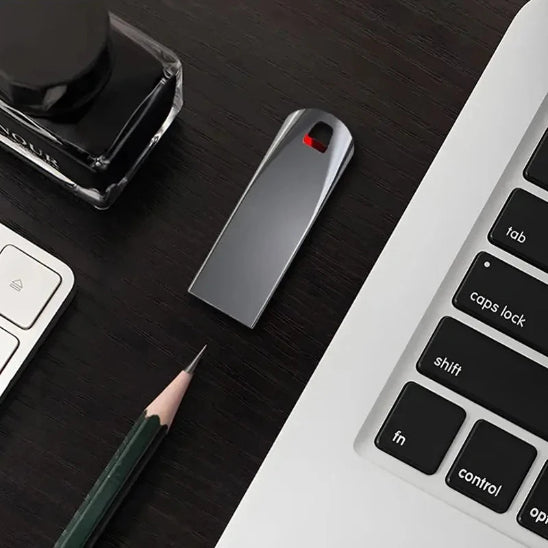 cle usb ultra-rapide usb 3.2 crayon sur bureau travail