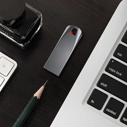 cle usb ultra-rapide usb 3.2 crayon sur bureau travail