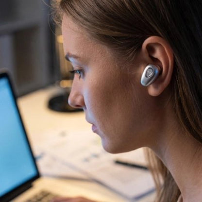 ecouteur bluetooth immersive hd femme devant ordinateur