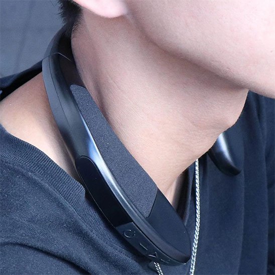 Hauts parleurs son orientee vers les oreilles