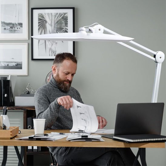 Lampe de bureau LED eclairage uniforme 