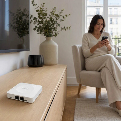 routeur wifi couverture totale femme au salon sur cellulaire