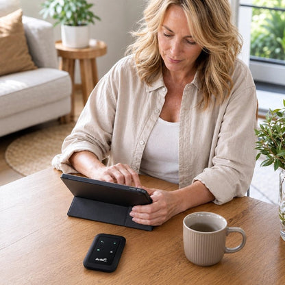 routeur wifi longportee femme avec cafe tablette 