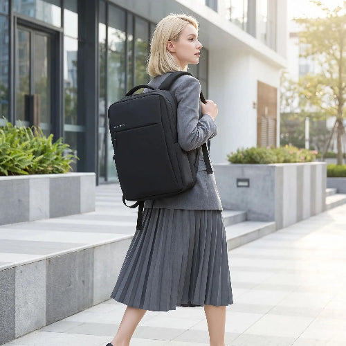 sac a dos ordinateur portable etanche 17.3 femme en jupe blonde