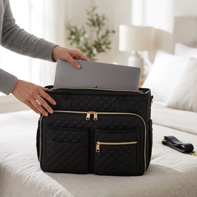 sac a ordinateur femme elegance professionnelle sur un lit