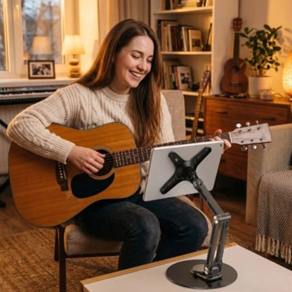 support pour tablette ajustable et stable femme joue de la guitare