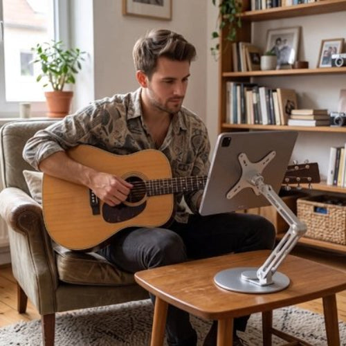 support pour tablette ajustable et stable homme joue da la guitare